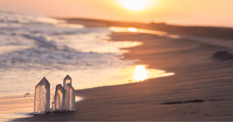 Cristaux posés sur une plage au coucher du soleil